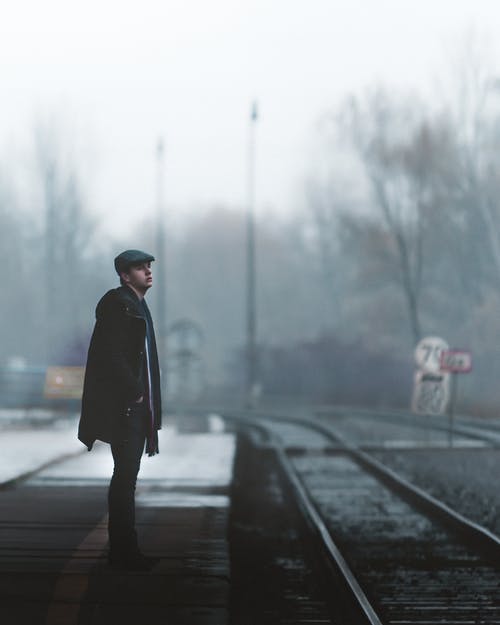 在冬天在铁路平台上的冷静人等待的火车 · 免费素材图片