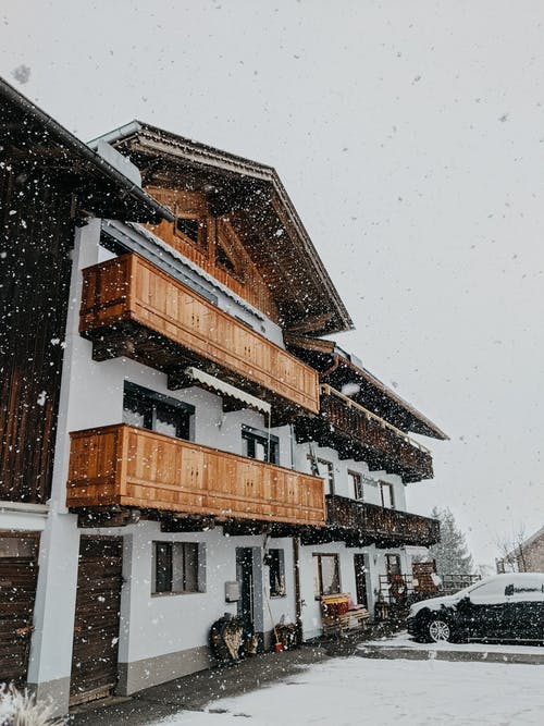 在降雪的冬天舒适的小屋 · 免费素材图片