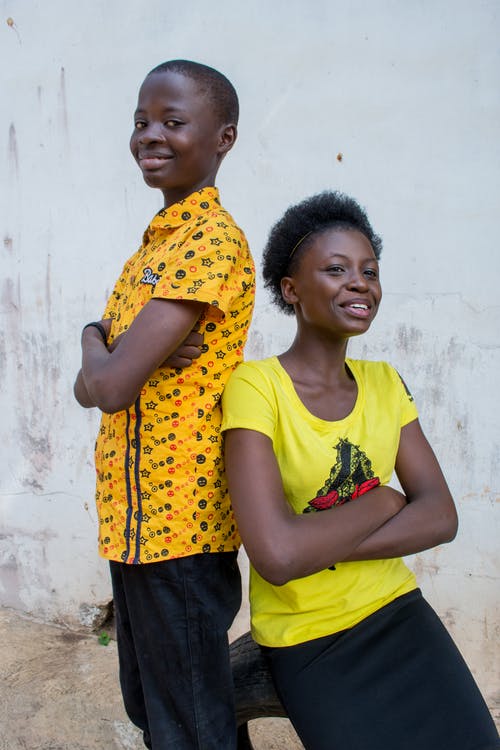 幸福的非洲母亲和儿子对破旧的墙 · 免费素材图片