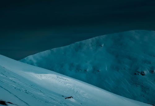 漆黑的山脊在漆黑的夜空下 · 免费素材图片