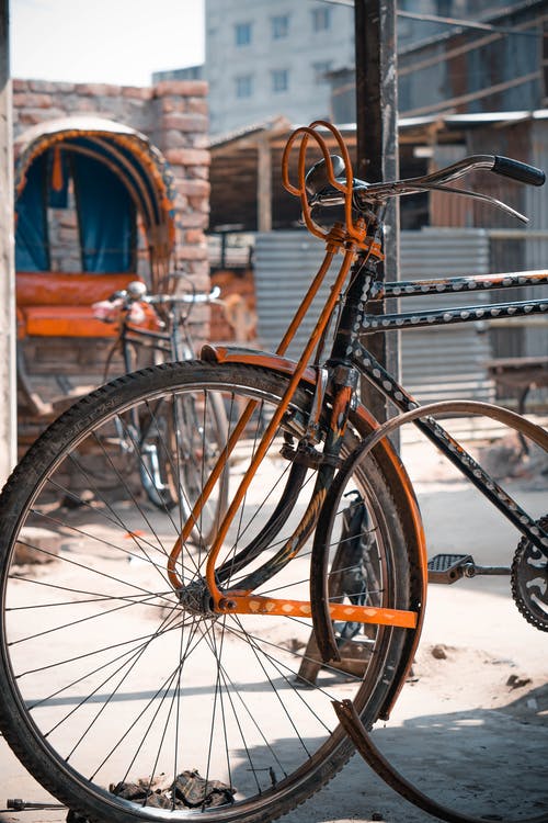 自行车停在亚洲城市的街道上 · 免费素材图片
