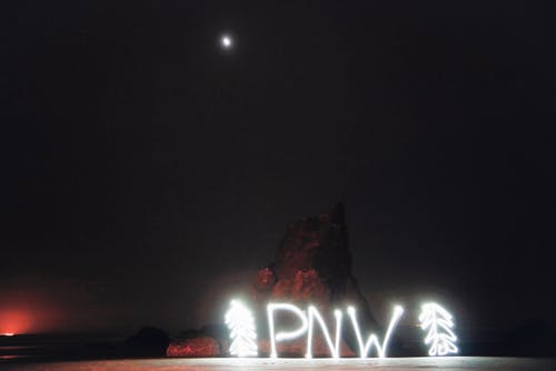 晚上在岩石地形上的霓虹灯缩写pnw · 免费素材图片