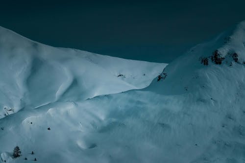 晚上雄伟的雪山地带 · 免费素材图片