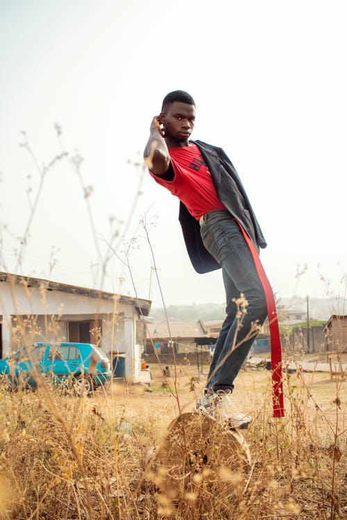 站在农场的haymow上的冷静时尚的黑人男子 · 免费素材图片