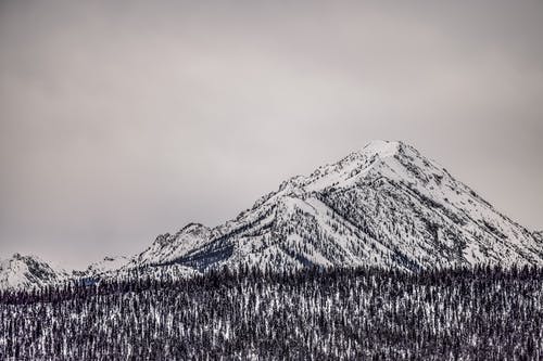 雪山岭对多云的天空 · 免费素材图片