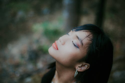 黑色衬衫，银色耳环的女人 · 免费素材图片