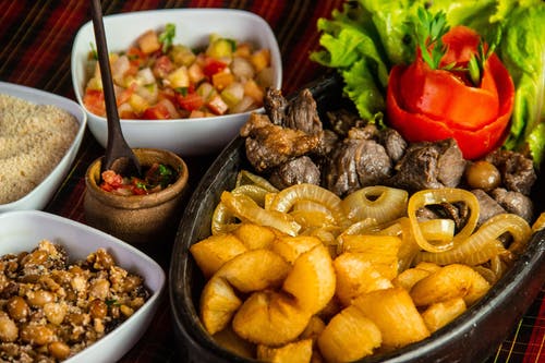 黑色陶瓷碗煮熟的食物 · 免费素材图片