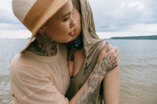 女人安慰朋友 · 免费素材图片