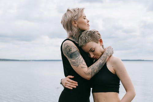 沙滩上拥抱的妇女 · 免费素材图片