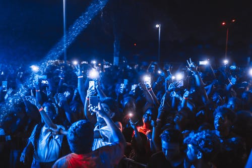人们在夜间聚会上音乐会 · 免费素材图片