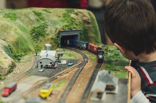 小男孩玩玩具火车铁路 · 免费素材图片