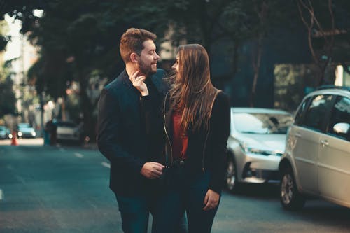 浪漫的年轻情侣在大街上粘接 · 免费素材图片