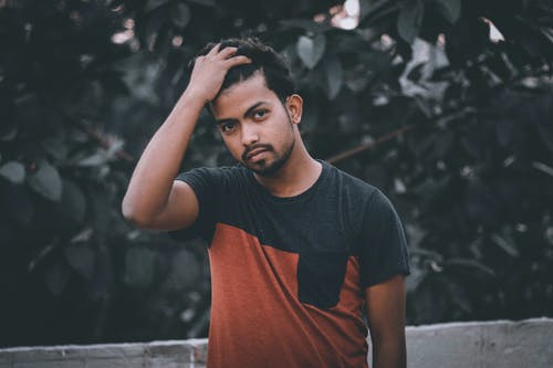 体贴的民族男子，对树 · 免费素材图片