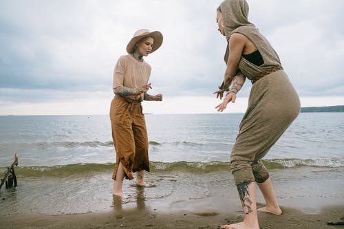 妇女在海滩上跳舞 · 免费素材图片