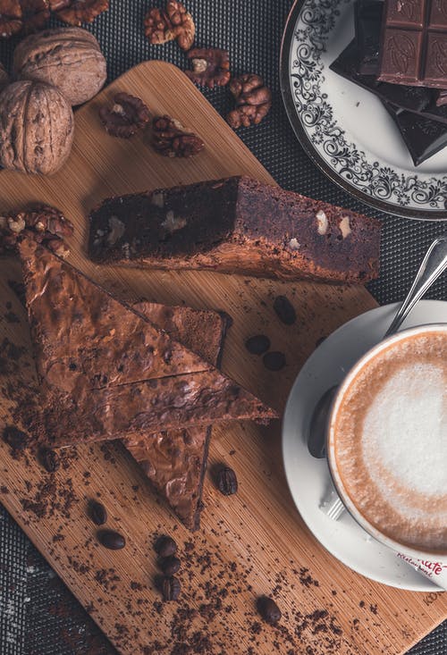 杯咖啡和桌上的甜点心 · 免费素材图片