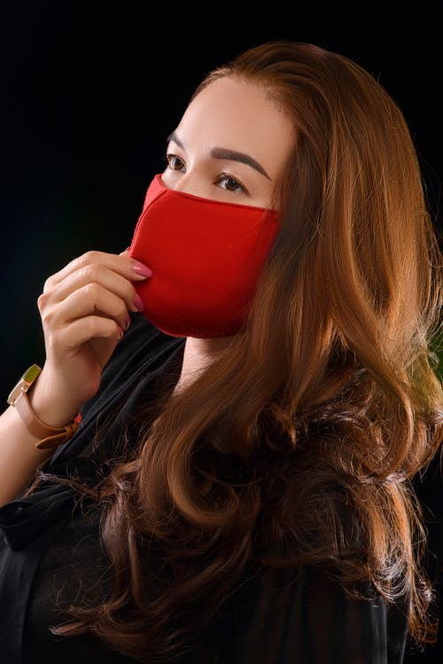 女人戴着口罩 · 免费素材图片
