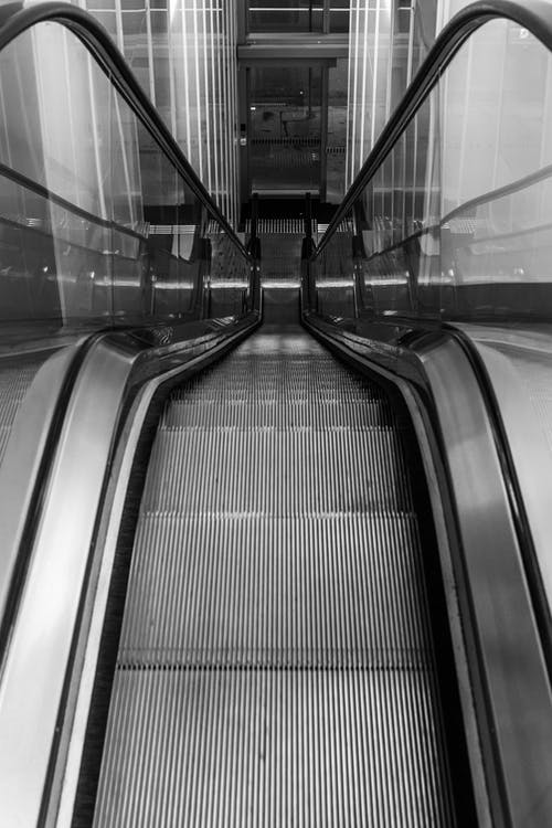 火车站的黑色和银色自动扶梯 · 免费素材图片