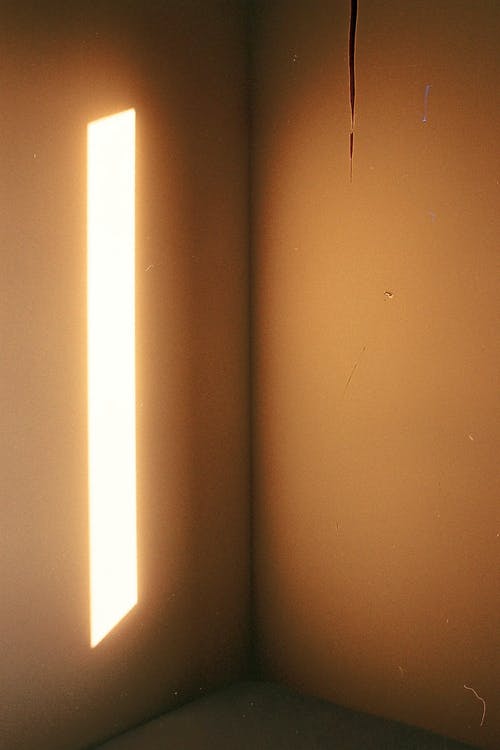 室内用led灯照亮公寓的混凝土墙 · 免费素材图片
