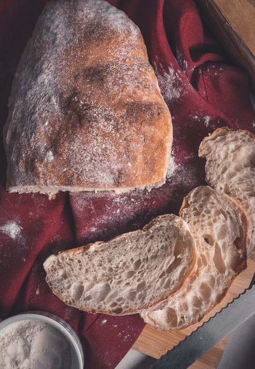 在厨房的桌子上的美味面包 · 免费素材图片