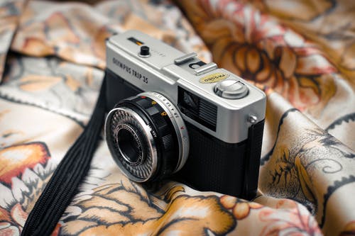 布上的老式相机 · 免费素材图片