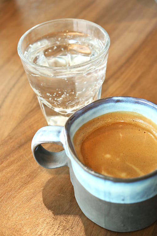 有关一杯咖啡, 一杯水, 垂直拍摄的免费素材图片