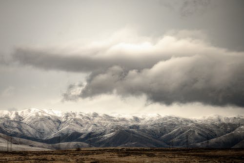 冬季山脊的神秘景观 · 免费素材图片