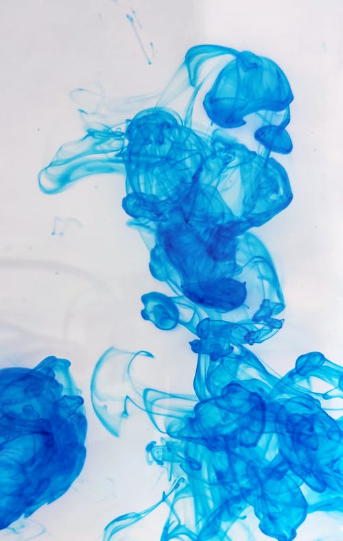 蓝色抽象背景与白色表面上的波浪线 · 免费素材图片