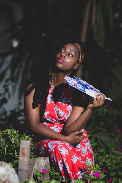 红色和白色的花裙子，拿着蓝色和白色的花手扇的女人 · 免费素材图片