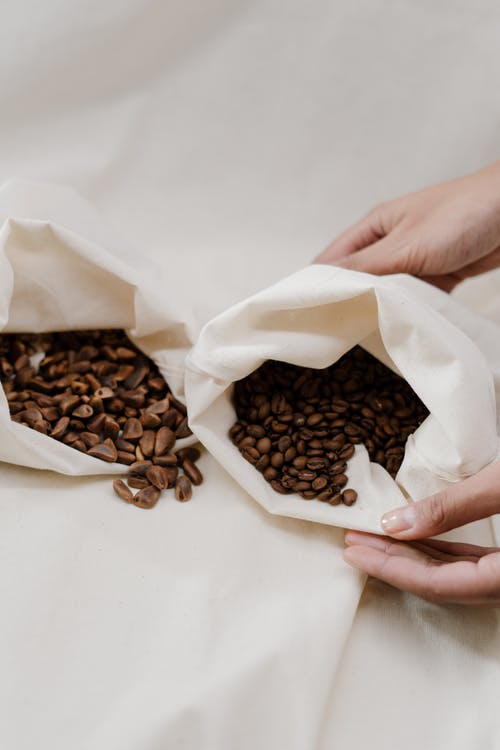 在白纸上的棕色咖啡豆 · 免费素材图片