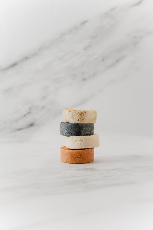 棕色和白色的圆形装饰，在洁白的雪地 · 免费素材图片