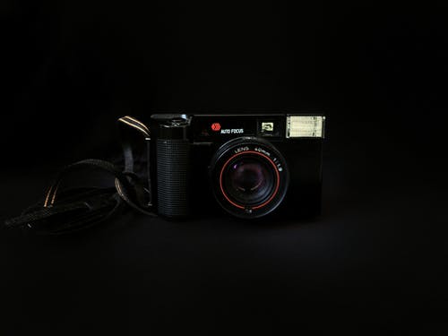 带皮带的老式黑色照片相机 · 免费素材图片