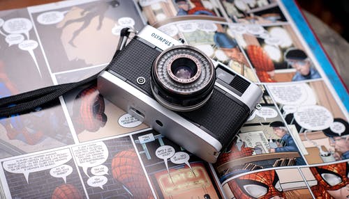 漫画书上的复古相机 · 免费素材图片