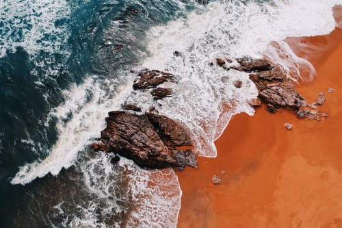 在大洋彼岸与岩石的强大波 · 免费素材图片