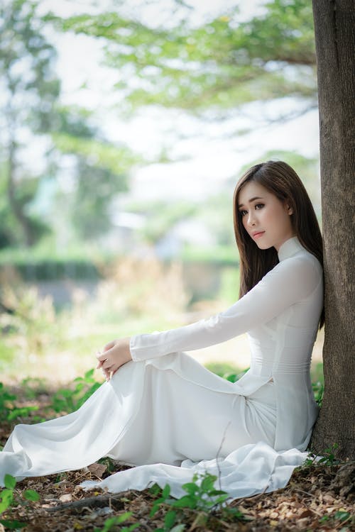 新娘礼服的梦想的肉欲的妇女在树下 · 免费素材图片