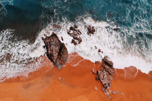 海洋海岸上的空中波潮 · 免费素材图片