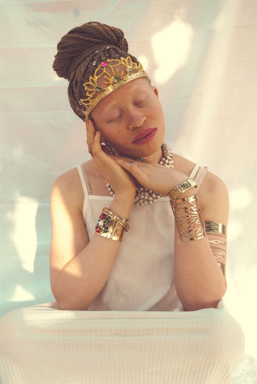 白色背心穿金和银串珠的项链的女人 · 免费素材图片
