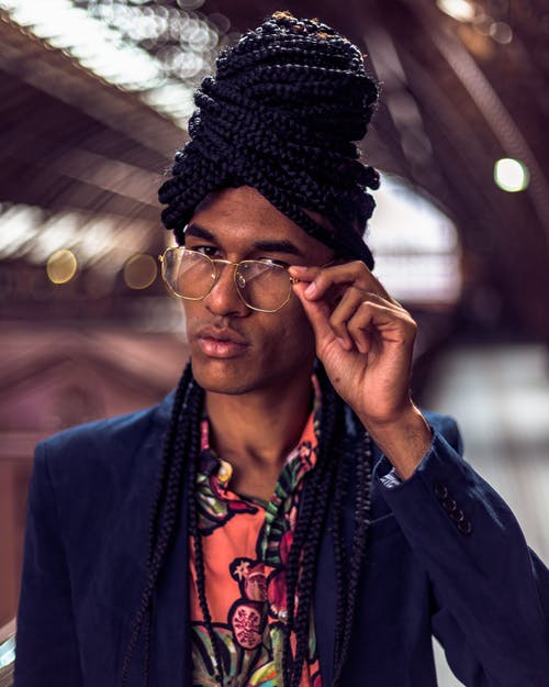 戴眼镜的酷丹迪族男性 · 免费素材图片