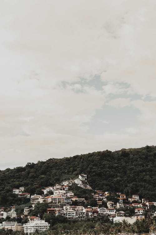 宁静的小镇，在绿色的山丘上 · 免费素材图片
