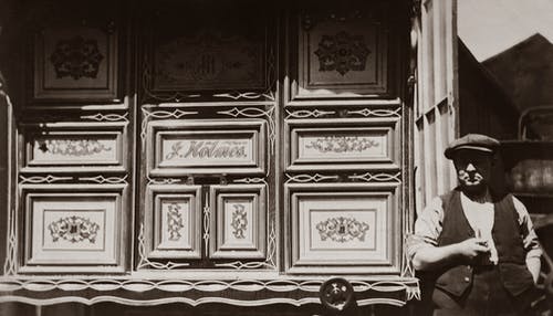 木门的灰度照片 · 免费素材图片