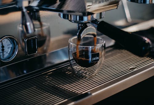 咖啡机冲泡热咖啡 · 免费素材图片