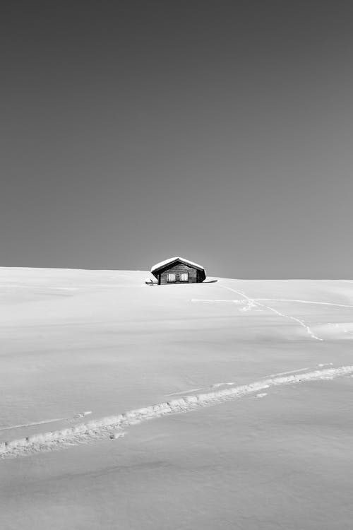 在雪谷寂寞偏僻的小屋 · 免费素材图片