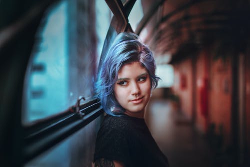 沉思时尚少年站在走廊上 · 免费素材图片