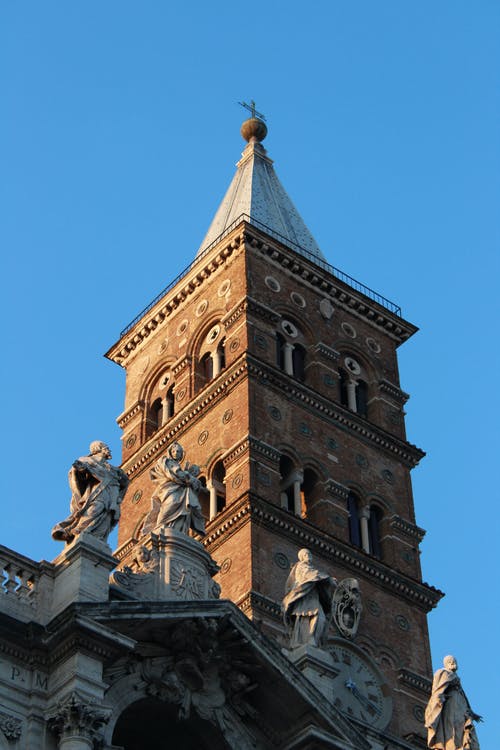 着名的天主教教堂的旧塔装饰着雕塑 · 免费素材图片