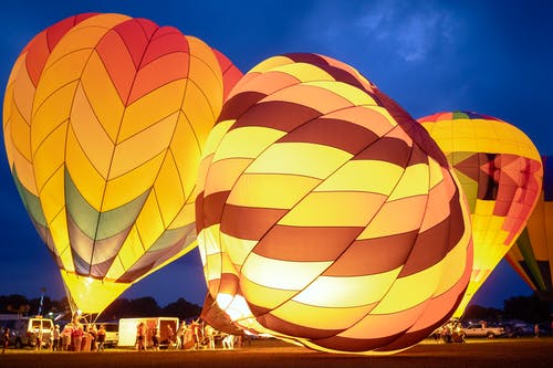 一群人准备明亮的气球飞 · 免费素材图片