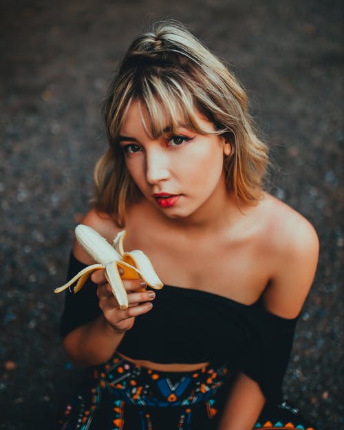 梦幻少妇与大街上的香蕉 · 免费素材图片