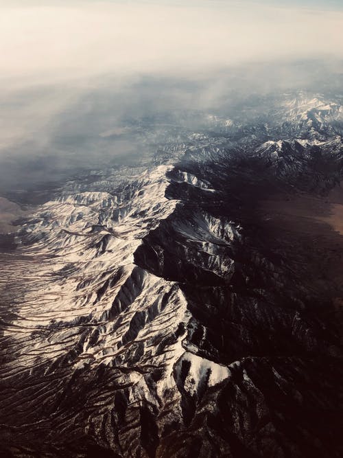 灰色洛矶山脉的鸟瞰图 · 免费素材图片