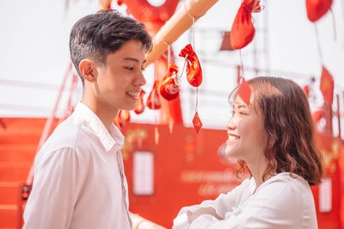 面对对方的微笑男人和女人的选择性焦点照片 · 免费素材图片