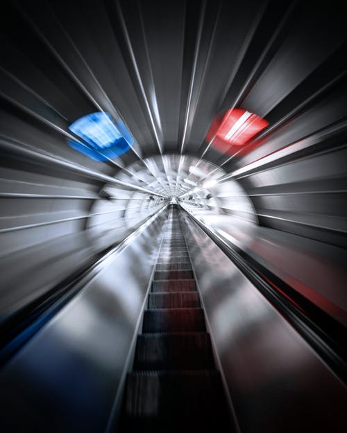 灰色隧道自动扶梯的未来派视图 · 免费素材图片