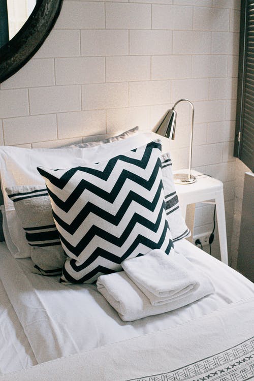 床上折叠毛巾 · 免费素材图片