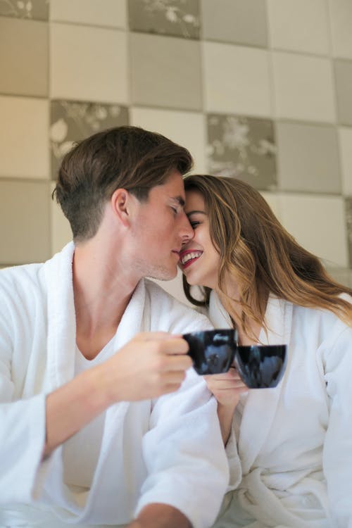 温柔的情侣在家里喝咖啡和拥抱 · 免费素材图片